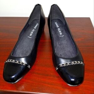 Anne Klein Mariza black flats with silver chain accents in a ladies size 10M.EUC
